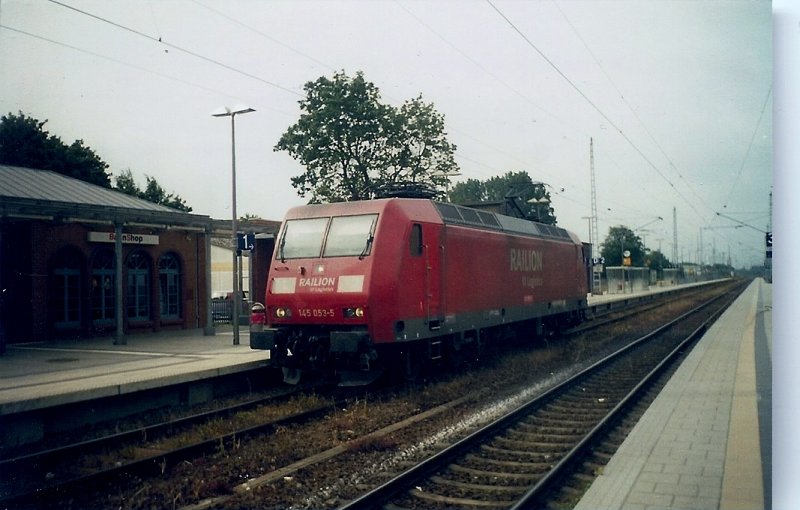 145 053 als Lz nach Mukran im Juni 2007 bei der Durchfahrt durch Bergen/Rgen.