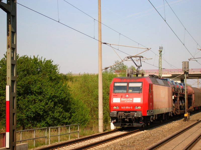 145 054-3 bringt einen Gz voll mit fakrikneuen Skodas in den Westen. (Pritzier, 27.04.07)