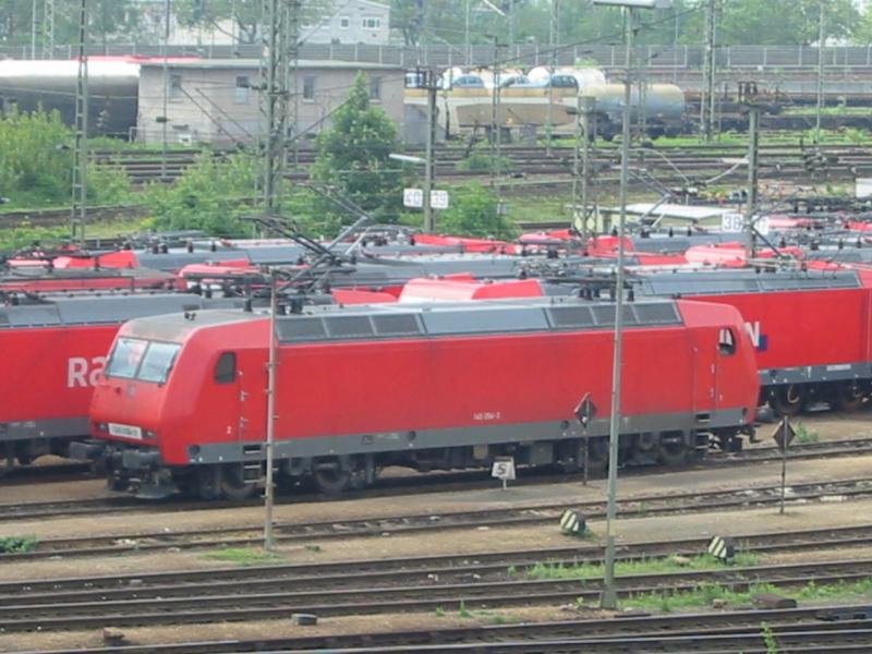 145-054 in Mannheim Rbf im Hintergrund noch 5 bis 6 185er