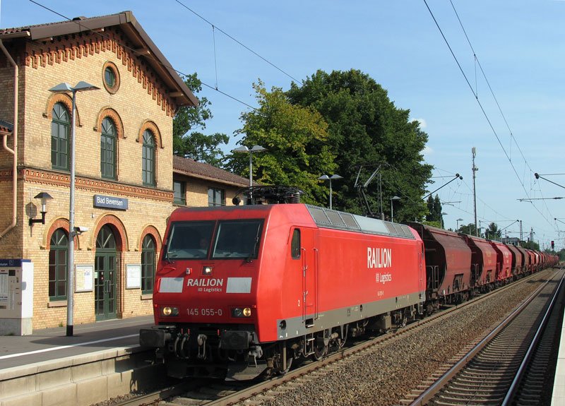 145 055 mit einem Gterzug bei Durchfahrt in Bad Bevensen; 07.08.2008
