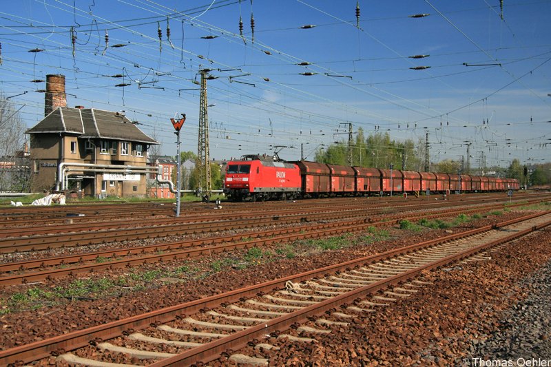 145 056 fhrt am Morgen des 22.04.07 mit dem Kohlezug aus Spreewitz in Chemnitz Hbf ein.