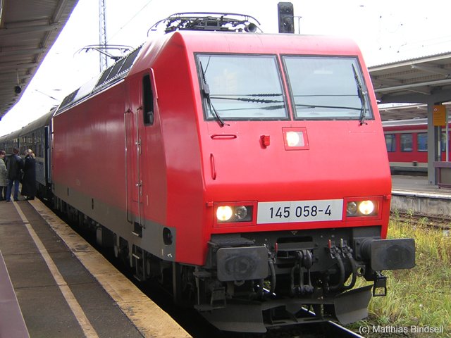145 058-4 wartet mit einem D-Zug im Bahnhof Berlin-Lichtenberg auf das Abfahrtszeichen. Das die Loknummer in schwarz auf weiem Grund steht ist Geschmackssache.(28.11.2004)