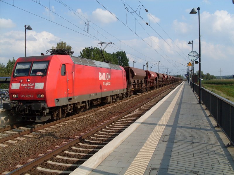 145 059-2 mit Selbstentladewagen im Bahnhof Vhrum im
September 2008