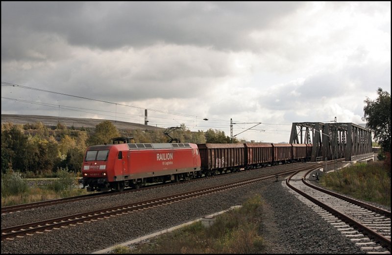 145 059 ist bei Waltrop mit einem Ganzzug unterwegs. (02.10.2008)