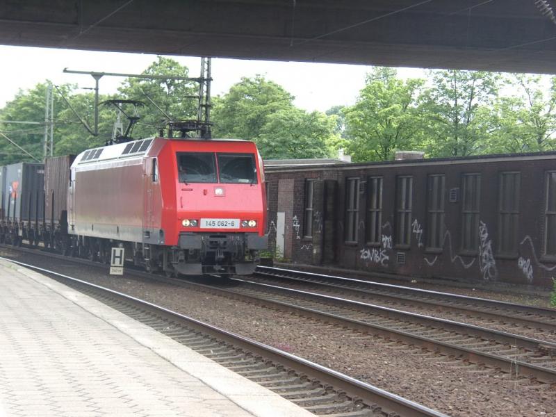 145 062-6 mit einem Gterzug in HH Harburg.