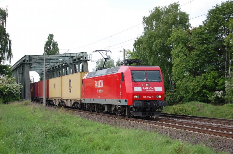 145 062-6 Railion DB Logistics bei berquerung des Mittellandkanals bei Peine am 10.05.2009