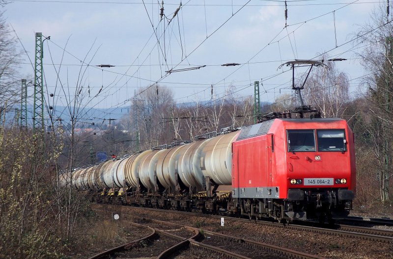 145 062 mit einem Kesselwagenzug kurz vor Biebrich, 08.03.08.