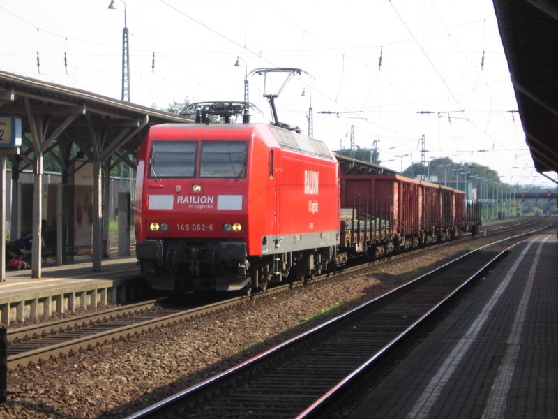 145 062 steht am 12.08.2007 mit einem kurzem Gterzug in Richtung Norden in Bonn-Beul vor einem Hauptsignal.