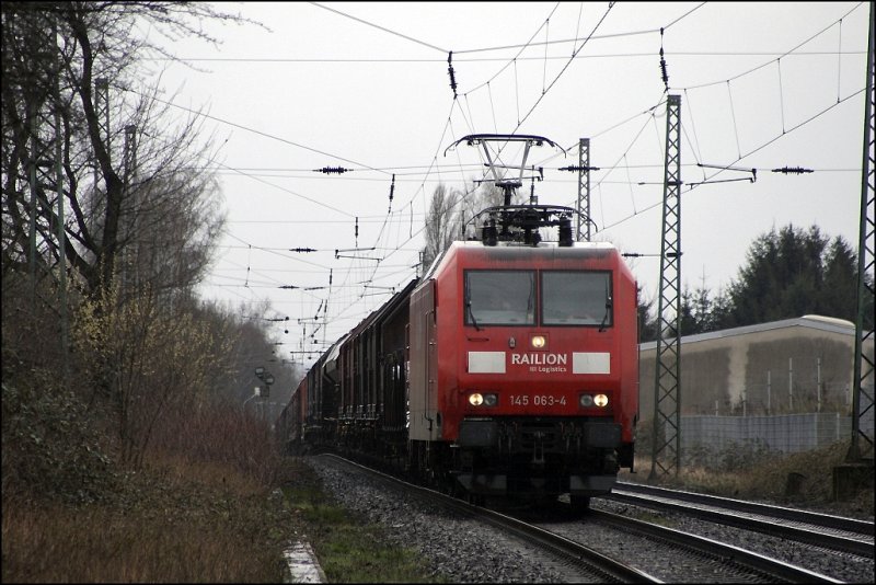 145 063 ist bei Bochum-Riemke mit einem laaangen Gterzug durch das Ruhrgebiet in Richtung Norden unterwges. (28.03.2009)
