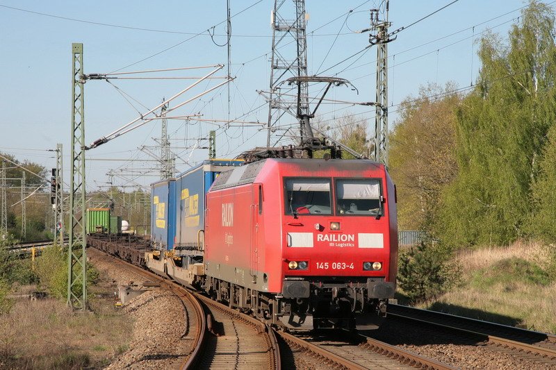 145 063 Railion kommt mit einem G�terzug in den Bahnhof Hagenow gefahren. 21.04.2009