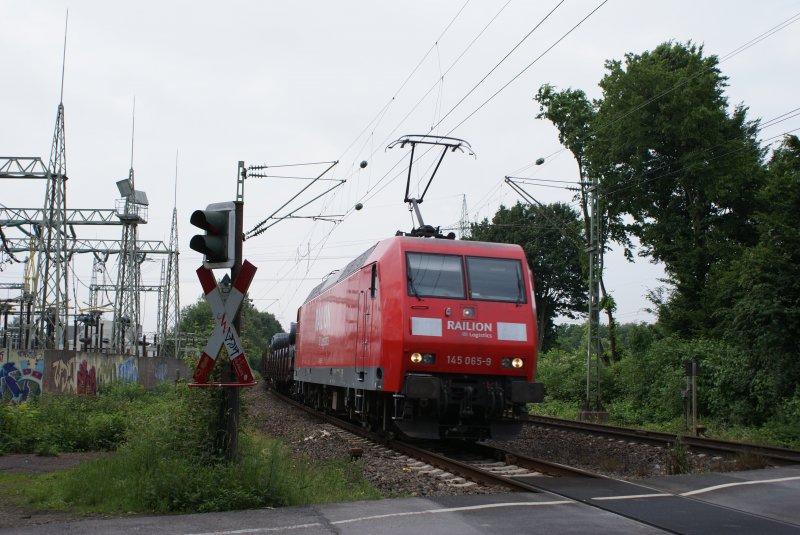 145 065-9 mit gem. GZ RIchtung Opladen am KM 28,190 in Dsseldorf am 07.06.2008