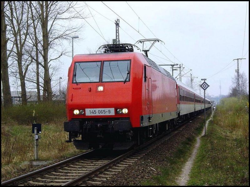 145 065-9 unterwegs mit NZ1949 aus Hagen, kurz vor dem Hbf Stralsund.   ( am 16.04.05) 