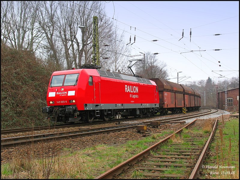 145 065 in neu wirkendem Lack, kommt mit einem Bunkerzug aus Richtung Dbeln im Bf Riesa an, 15.03.07.