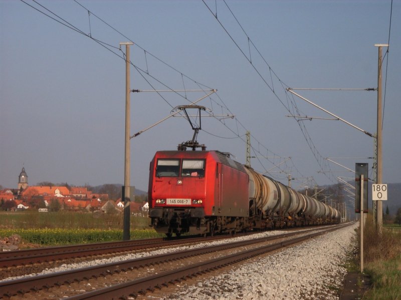 145 066-7 am 11.04.07 bei Herleshausen unterwegs in Richtung Gerstungen.
