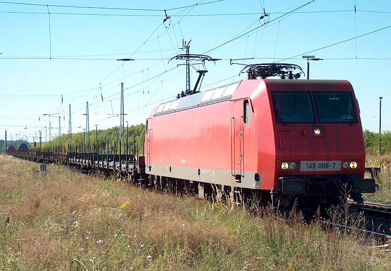 145 066-7 durchfhrt am sonnigen 09.09.04 Angersdorf.