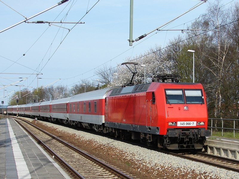 145 066 durchf�hrt am 22.04.07, mit Nachtzug 1449 nach Binz, den Bahnhof Martensdorf bei Stralsund.