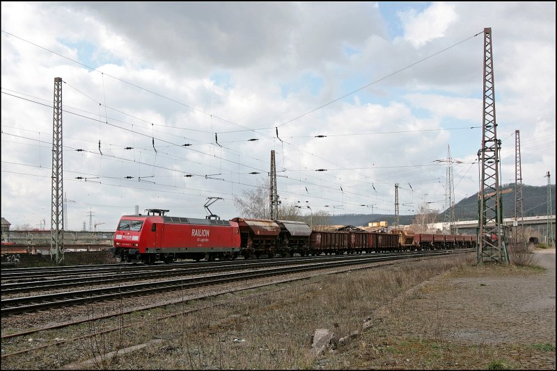 145 066 durchfhrt mit dem FR 52229 von Hagen nach Hamm (Westf) den ehemaligen Bahnhof Westhofen. Im Hintergrund erkennt man die Grobaustelle an der A1. (29.03.2008)