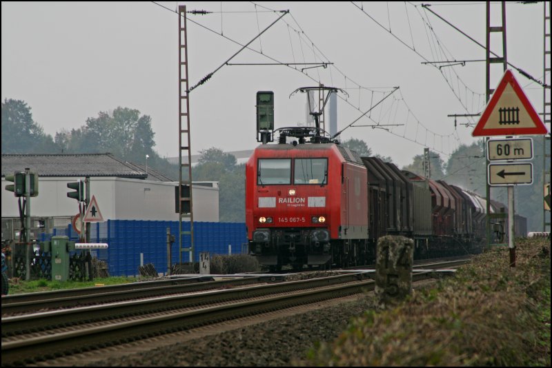 145 067 bringt den FR 52285 (?) bei Hohenlimburg nach Kreuztal. (10.10.07)
