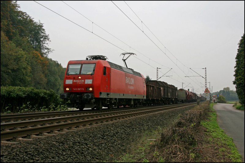 145 067 bringt den FR 52285 (?) nach Kreuztal. (10.10.07)