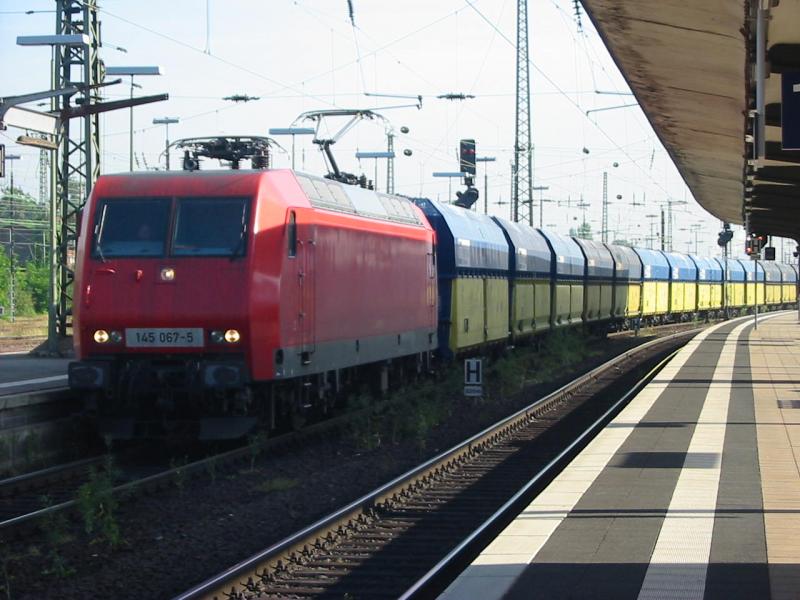 145-067 mit einem Gterzug in Worms Hbf.