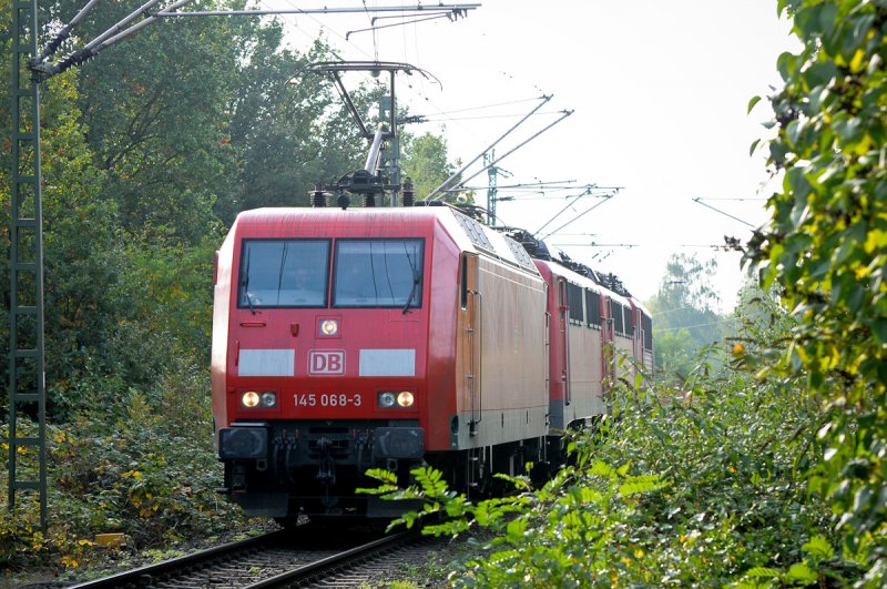 145 068 erreicht mit einem LZ in Krze die Rheinbrcke von Duisburg Baerl. 10.10.2008