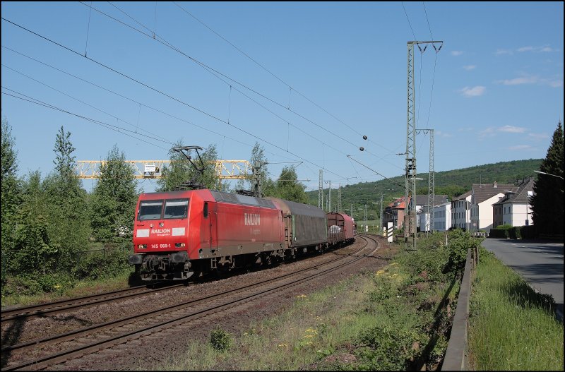 145 069 verl�sst mit einem G�terzug den Rangierbahnhof Hagen-Vorhalle. Vermutlich handelt es sich um den FR 52174 von Hagen-Vorhalle nach Wanne-Eickel. (10.05.2008)
