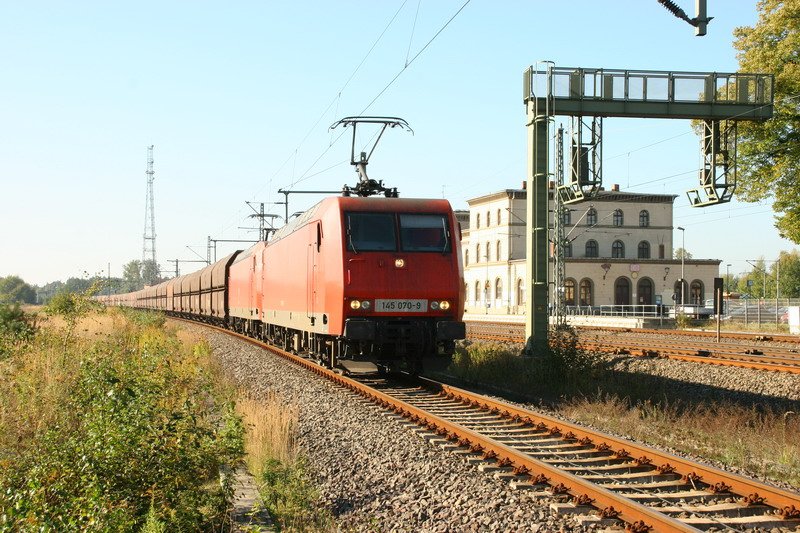 145 070 und 145 033 in Hagenow Land vor Gterzug Richtung Ludwigslust 10/2006