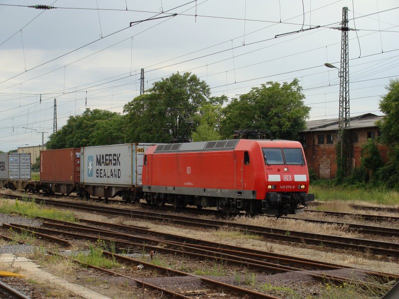 145 070-9 durchfhrt mit einem Containerganzzug den Magdeburger Hauptbahnhof, fotografiert von Gleis 8 am 20.06.2009