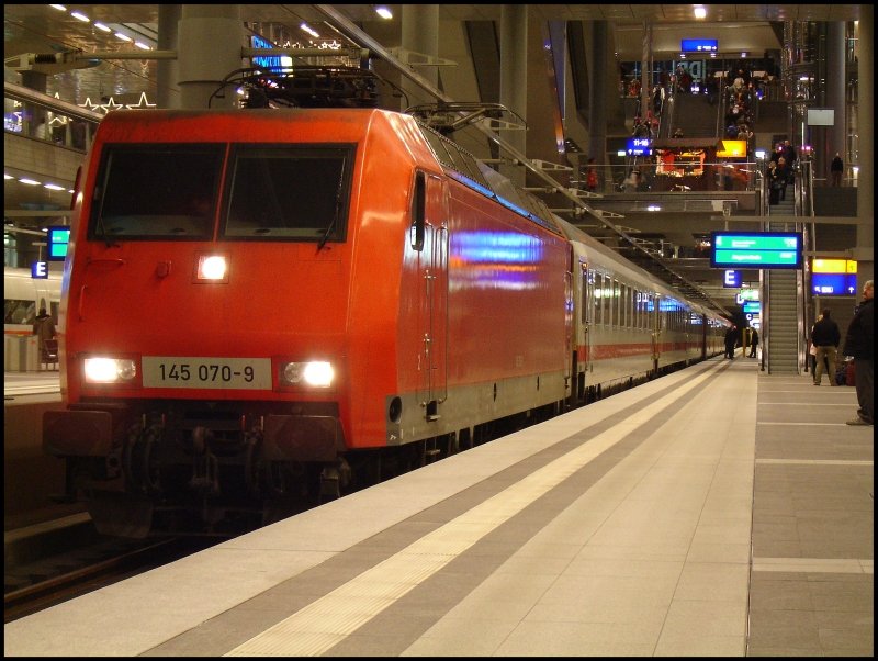 145 070-9 mit InterCity 143 von Amsterdam nach Angerm�nde. Dieser Zug steht gerade in Berlin Hauptbahnhof abfahrbereit. Diese Leistungen mit der Baureihe 145 sind �brigens planm��ig. Berlin HBF, 15.12.2006