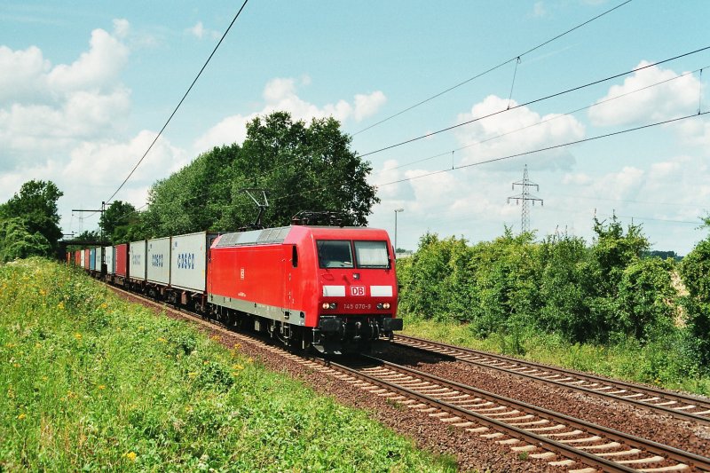145 070 in Ahlten mit einem Zug nach Hamburg 