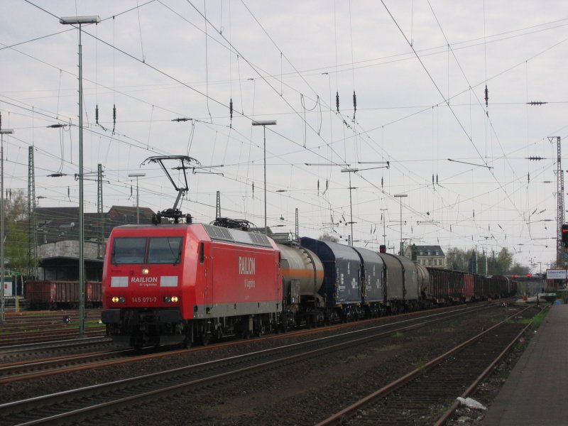 145 071 mit dem FIR 51113 Gremberg - Hagen-Vorhalle hielt am 18.04.2008 vor einem roten Signal in Solingen
