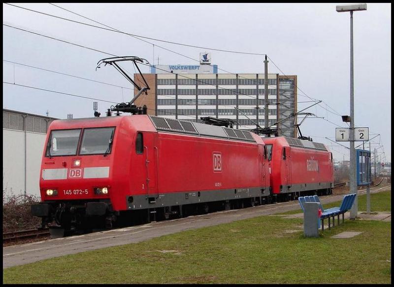145 072-5 & 145 040-2 durchfahren den Bahnhof Stralsund - Rgendamm.   (am 08.04.06 Bild 2) 