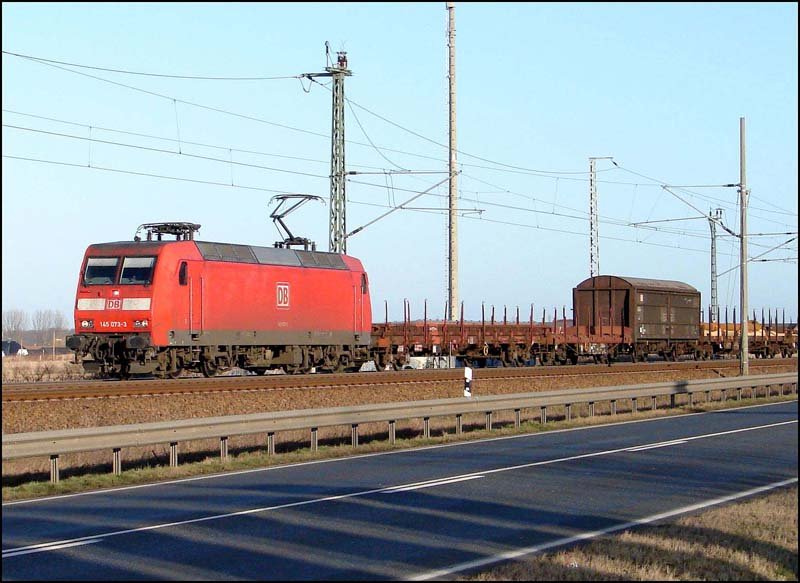 145 073-3 vor TEC45503 mit Ziel Seehafen Rostock. (Stralsund am 03.02.07)