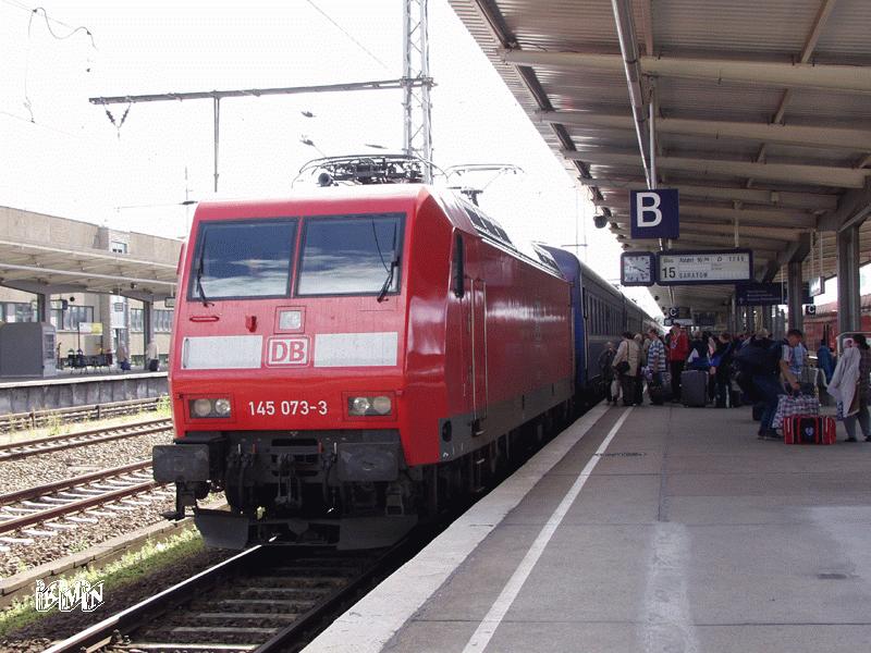 145 073 hat soeben den >>Moskva-Express<< nach Saratov bereitgestellt, welcher aus russischen Weitstrecken-Schlafwagen besteht. Aufgenommen am 29.06.2002 in Berlin-Lichtenberg.

