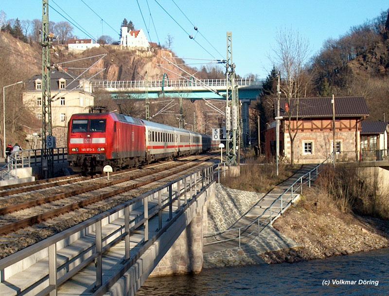 145 073 mit IC 2152 Dresden - Nrnberg unter der neuen A17 mit Tunnel - Brcke - Tunnel im Plauenschen Grund -16.01.2004
