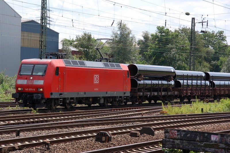 145 075-8 der DB durchfhrt am 17.07.2007 mit einem Rhrenzug (Rhren der Firma europipe) den Bahnhof Recklinghausen-Sd.