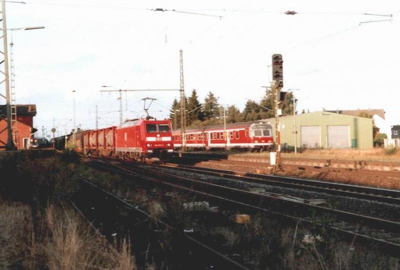 145 075 durcheilt am 21.8.03 mit ihrem Gterzug den Bahnhof Twistringen an der Rollbahn Bremen-Osnabrck.Rechts auf Gleis 3 ein Zug nach Rotenburg (Wmme),der hier wendet.