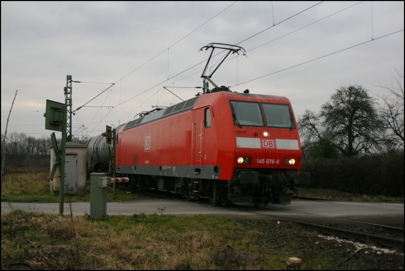 145 076 fhrt mit einem Gterzug von Unna komment Richtung Hamm (Westf) Gterbahnhof. (14.12.07)