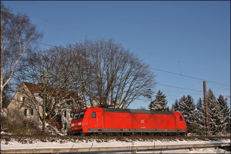 145 076 ist solo bei Westhofen in Richtung Hagen-Vorhalle unterwegs. (06.01.2009)
