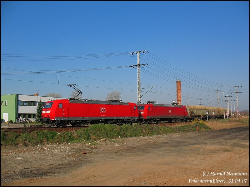 145 077 im Schlepp mit 185 151 aus Richtung Leipzig kommend am ehem. Bahnstromwerk in Falkenberg/Elster, 01.04.07.