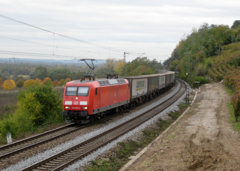 145 078-2 schl�ngelt sich mit dem  Ambrogio  durch das herbstliche Rheintal, am 24. Oktober 2009 sahen wir sie am Esig Efringen-Kirchen.
