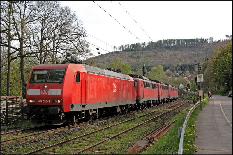 145 080 bringt Vier Maschinen der Baureihe 140 aus dem Siegerland ins Ruhrgebiet. Am Zugschluss hngt die 140 876. Aufgenommen bei Altena(Westf). (27.04.2008)