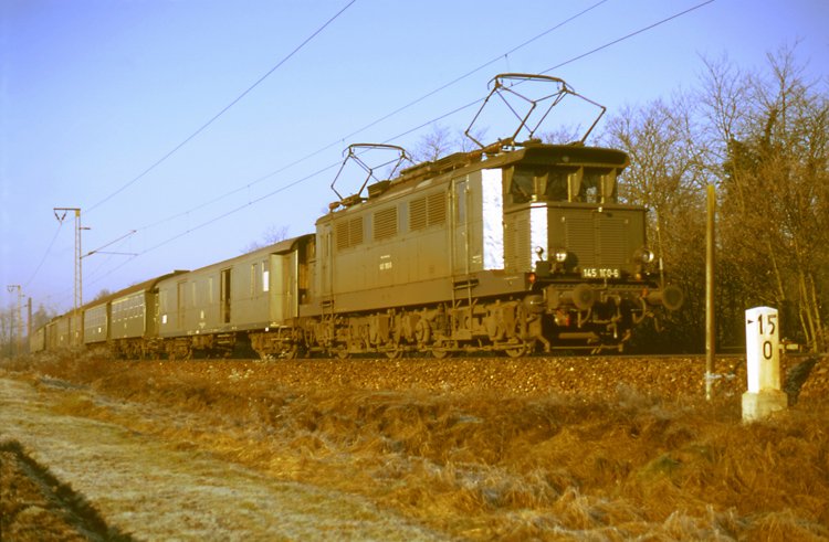 145 180 vor Personenzug nach Zell bei Haagen. 23.12.1974