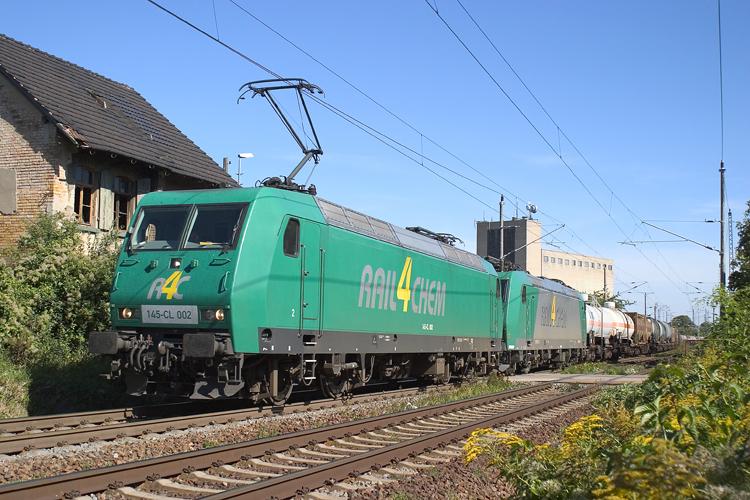 145 CL 002 und 185 532 von rail4chem verlassen mit Dg 80234 den Bahnhof Lutherstadt Eisleben und sind am Schrankenposten 26 unterwegs Richtung Sangerhausen