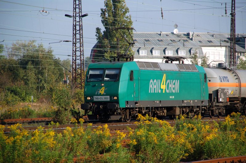 145-CL-003 der R4C zieht am 26.09.09 einen Gterzug durch L-Schnefeld Richtung Engesldorf. 