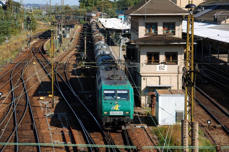 145-CL 003 der R4C zieht am 26.09.09 einen Gterzug durch Riesa Richtung Leipzig.