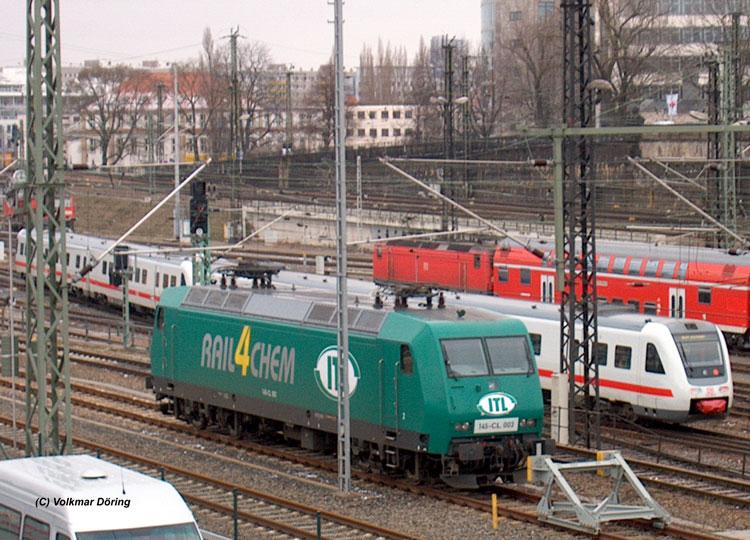 145-CL 003  RAIL4CHEM  von ITL, daneben der aus Nrnberg einfahrende IC 1569 (damals noch als Doppelgarnitur 612er) - Dresden-Hbf., 19.02 2004
