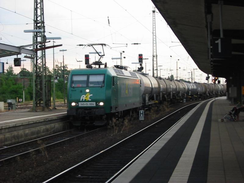 145-CL 004 der Firma Rail 4 Chem bei der Durchfahrt von Worms Hbf.