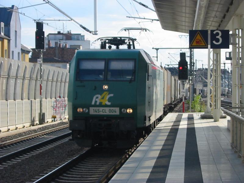 145-CL 004 der Firma Rail 4 Chem am 5.8.2005 in Ludwigshafen Mitte, der Lokfhrer grte mich mit einem Pfiff.
