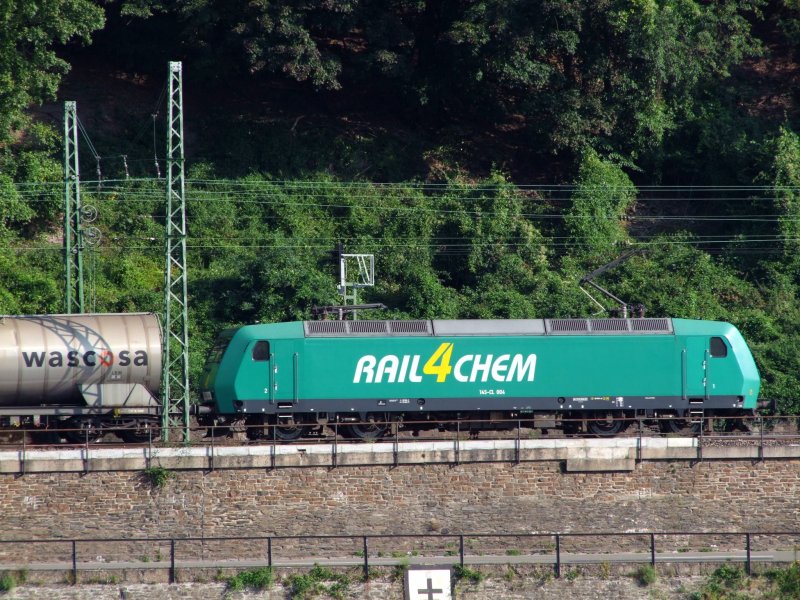 145 CL 004 ist mit einem Kesselwagenzug auf der Rechten Rheinstrecke  Richtung Wiesbaden unterwegs;080827